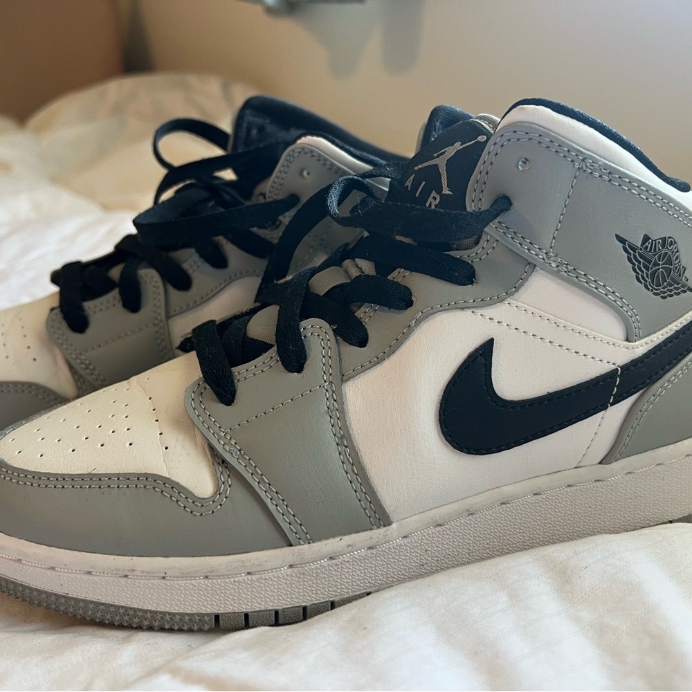 Air Jordan 1 Mid leather “Light Smoke Grey”